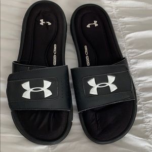 Boys size 9 Very good used condition Under Armour